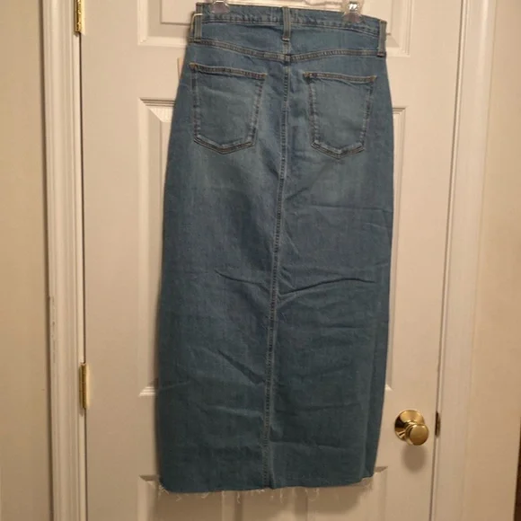 Universal Thread Medium Wash Denim Skirt…size 8 - Picture 2 of 7